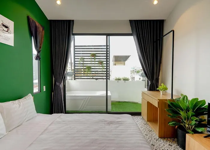 Lá Hotel Hàng Xanh
